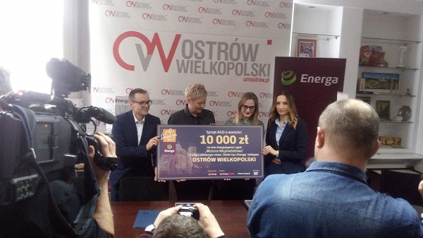 Przekazanie charytatywnych nagród w Ostrowie